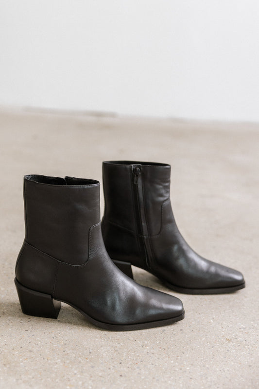 Steve Madden Daney Boots in Black Leather