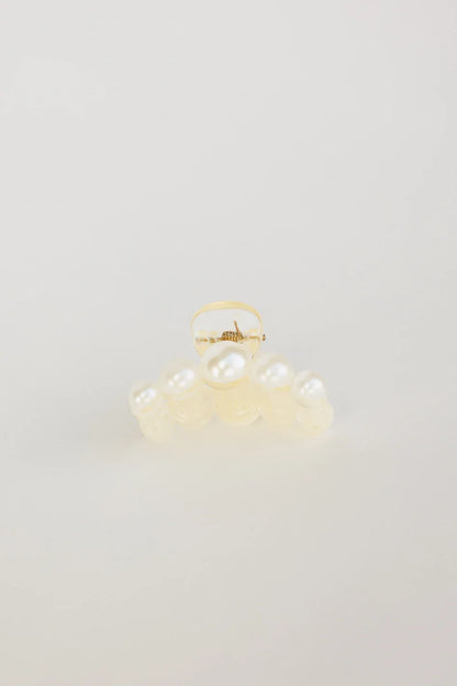Oversized Pearl Claw Clip in Small