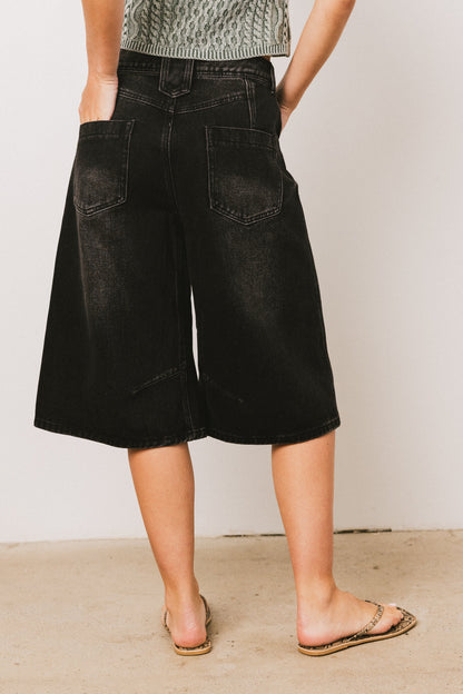 Alden Bermuda Shorts in Black
