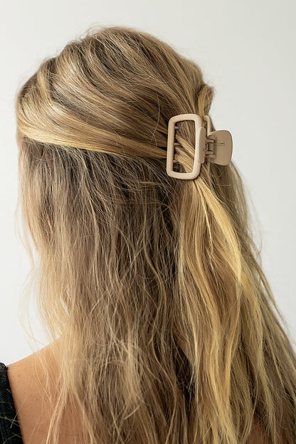 Tati Cutout Claw Clip in Beige
