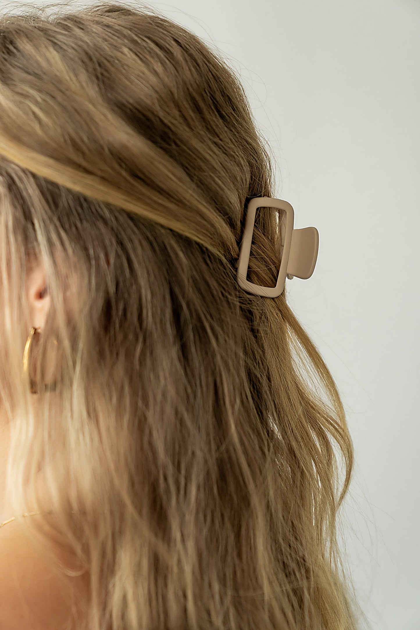 Tati Cutout Claw Clip in Beige