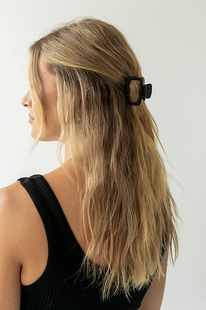 Tati Cutout Claw Clip in Black