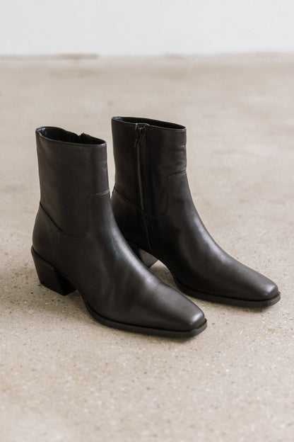 Steve Madden Daney Boots in Black Leather