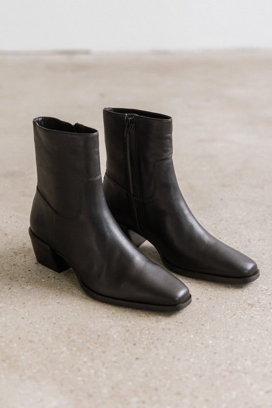 Steve Madden Daney Boots in Black Leather