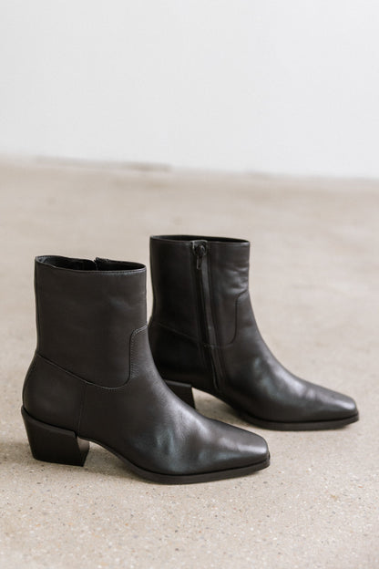 Steve Madden Daney Boots in Black Leather