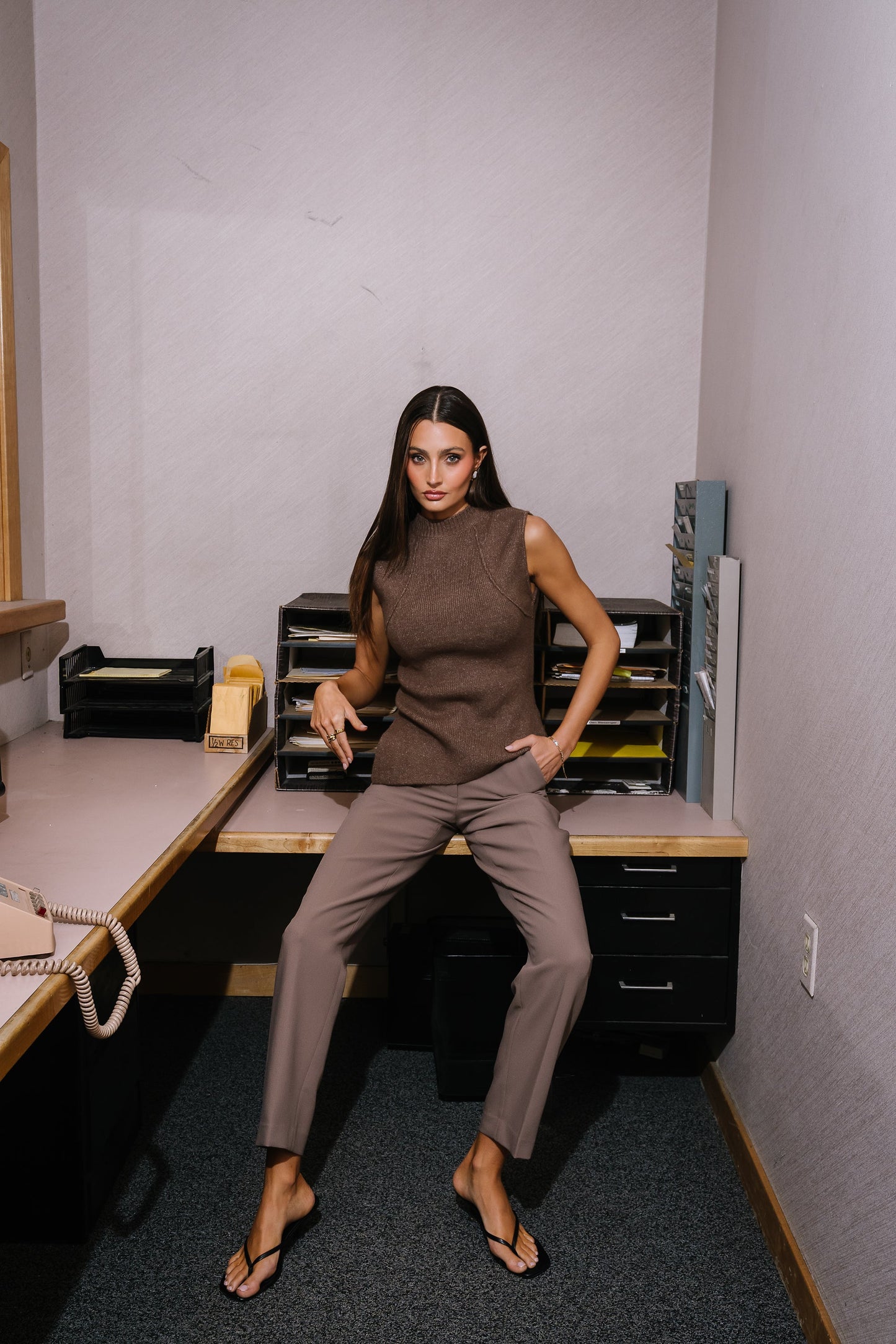 Mitchel Straight Leg Trouser in Taupe